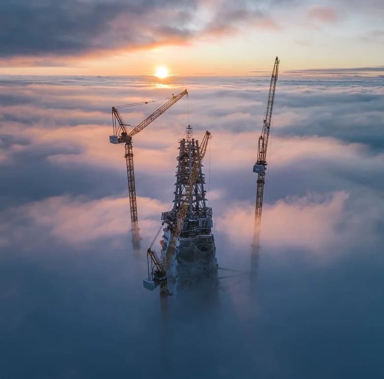 Строительная площадка на закате
